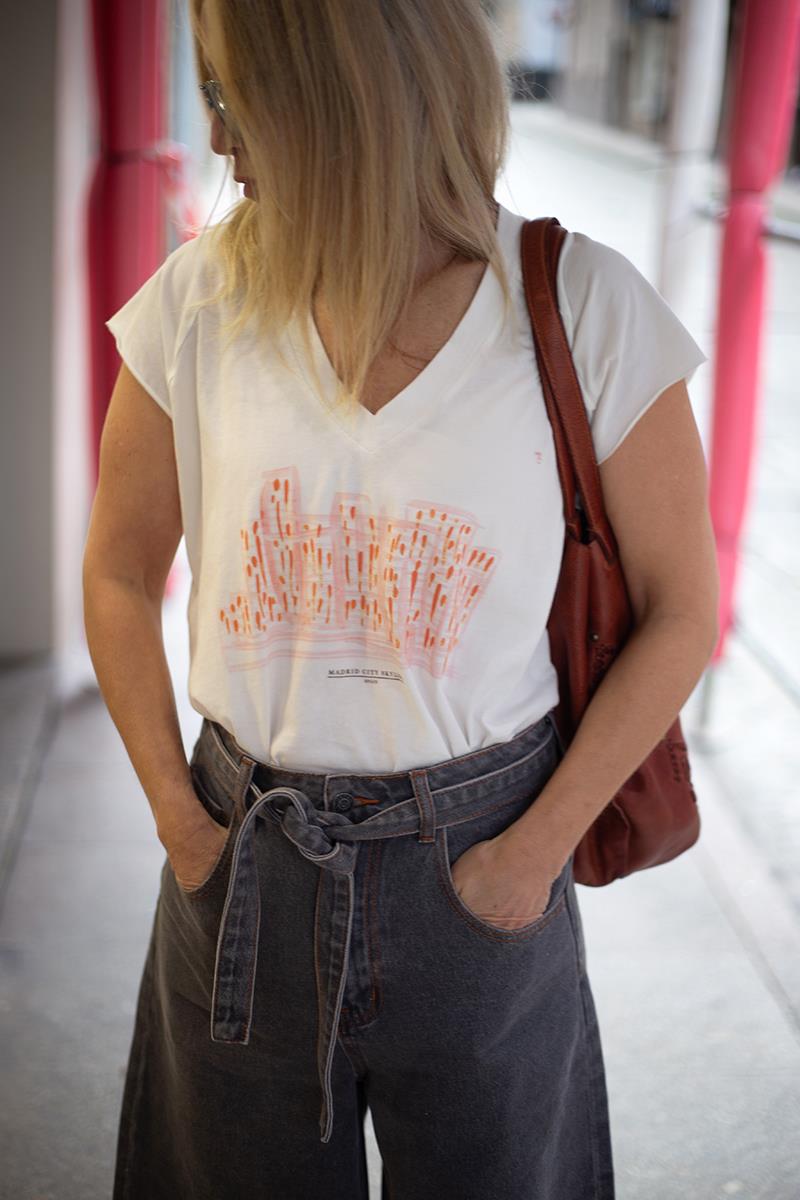 Camiseta Skyline Cuello Pico - Imagen 2